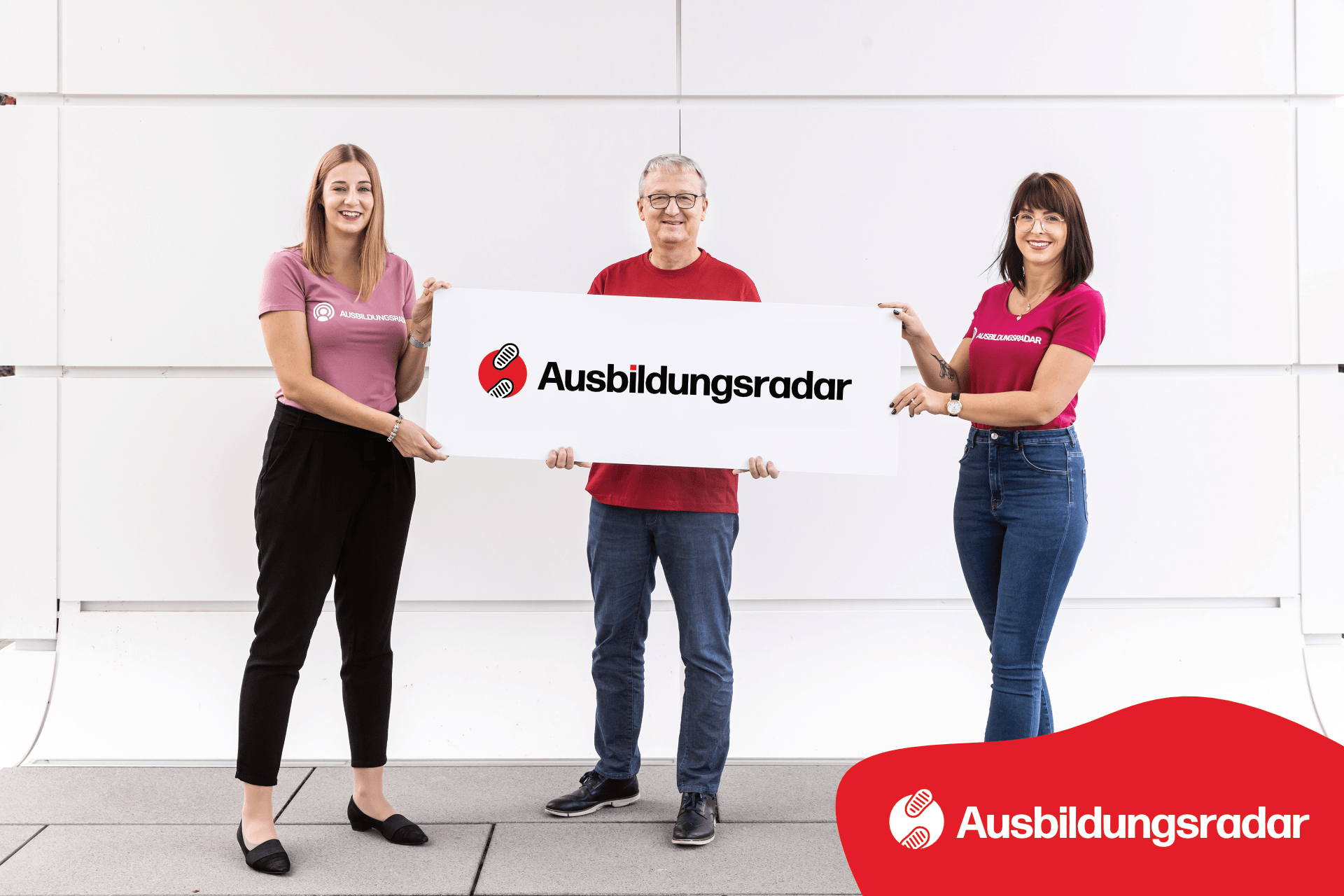 Three people holding a banner for Ausbildungsradar, promoting the website ausbildungsradar.de